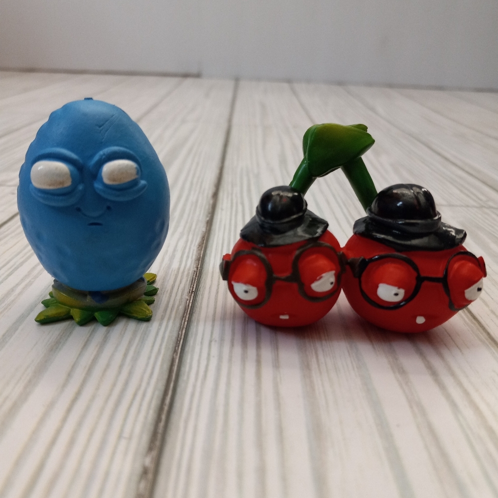 Plants VS. Zombies Wallnut and Cherry Figures
